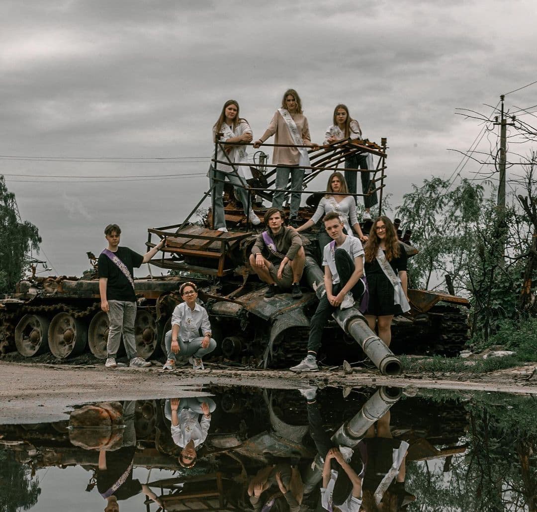 Graduation album on the ruins - in Novgorod-Seversk Chernihiv region