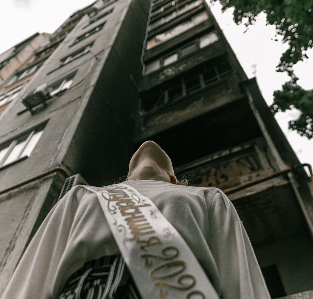 Graduation album on the ruins - in Novgorod-Seversk Chernihiv region