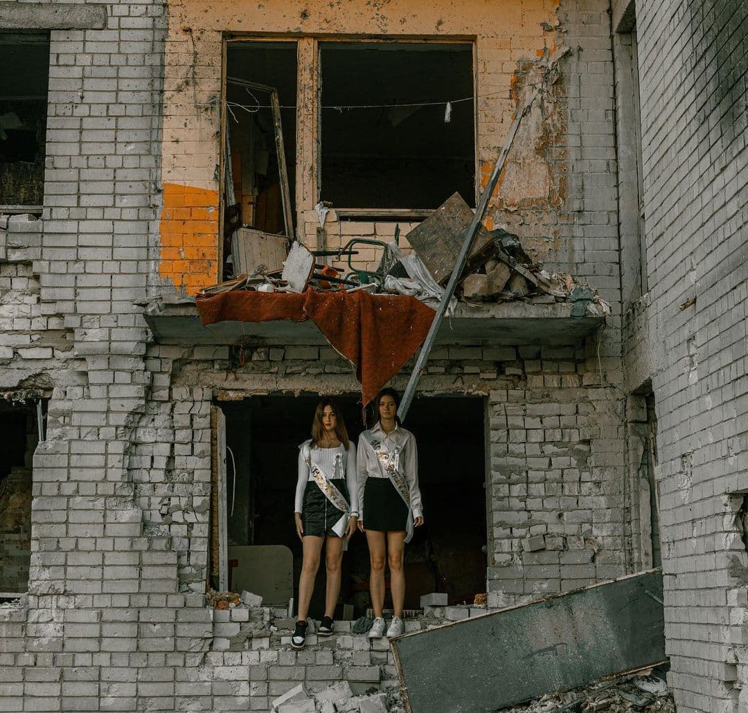 Graduation album on the ruins - in Novgorod-Seversk Chernihiv region