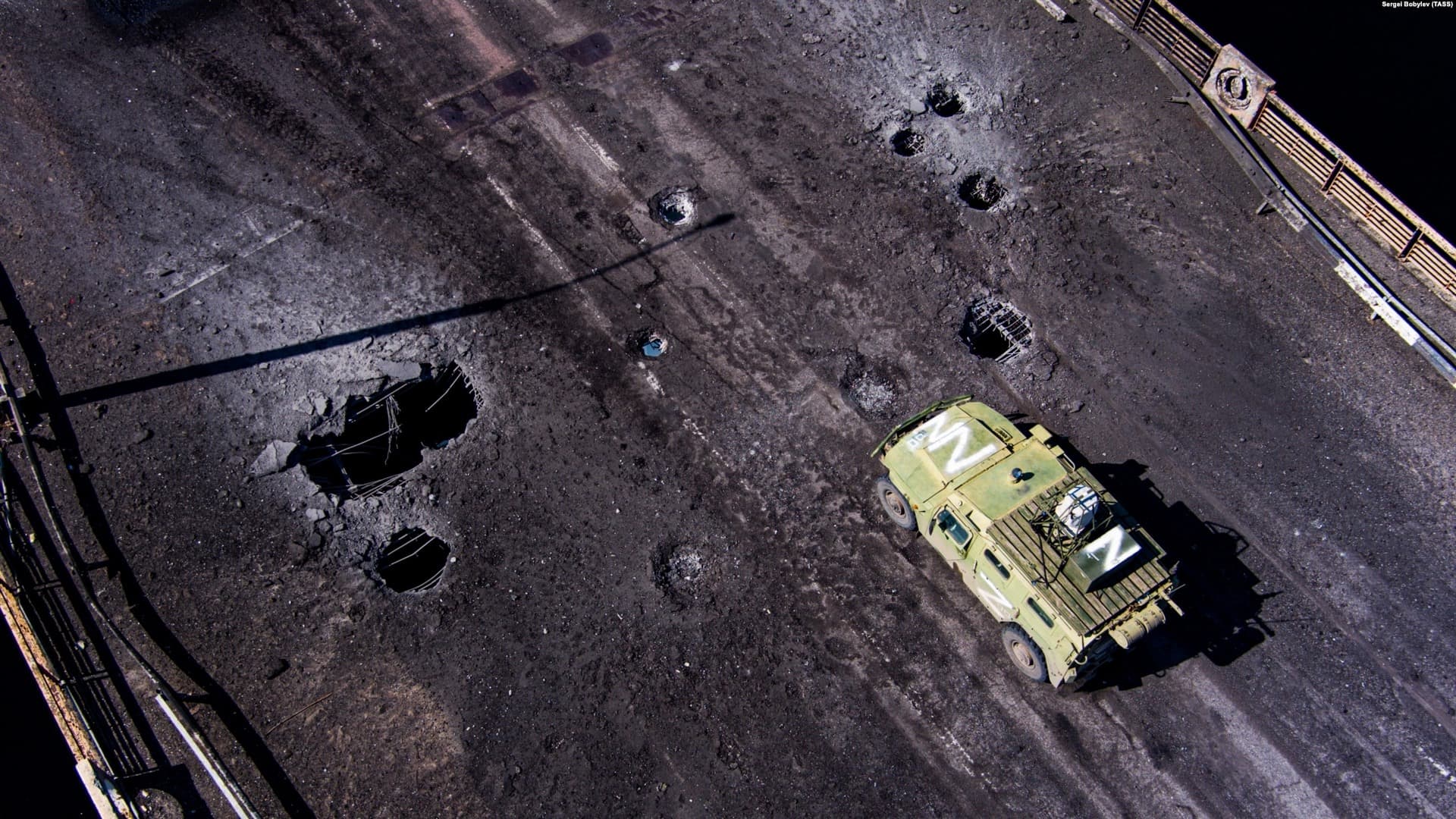 The Antonivskiy bridge over the Dnieper River on July 20 before it was hit by a Ukrainian rocket strike
