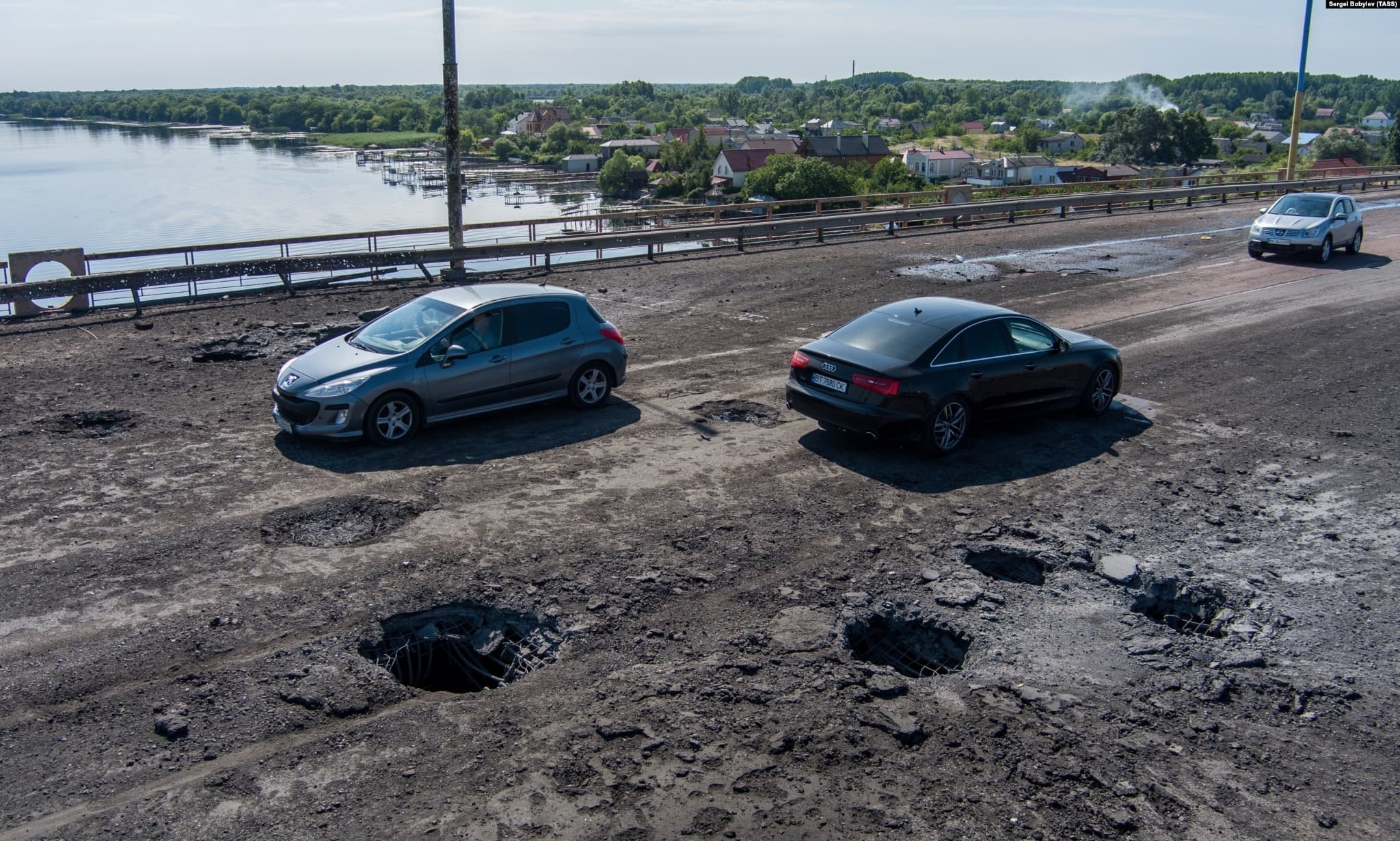 The Antonivskiy bridge over the Dnieper River on July 20 before it was hit by a Ukrainian rocket strike