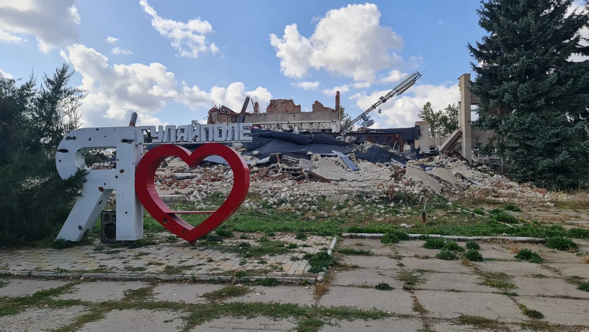 A tourist sign amid rubble in Huliaipole
