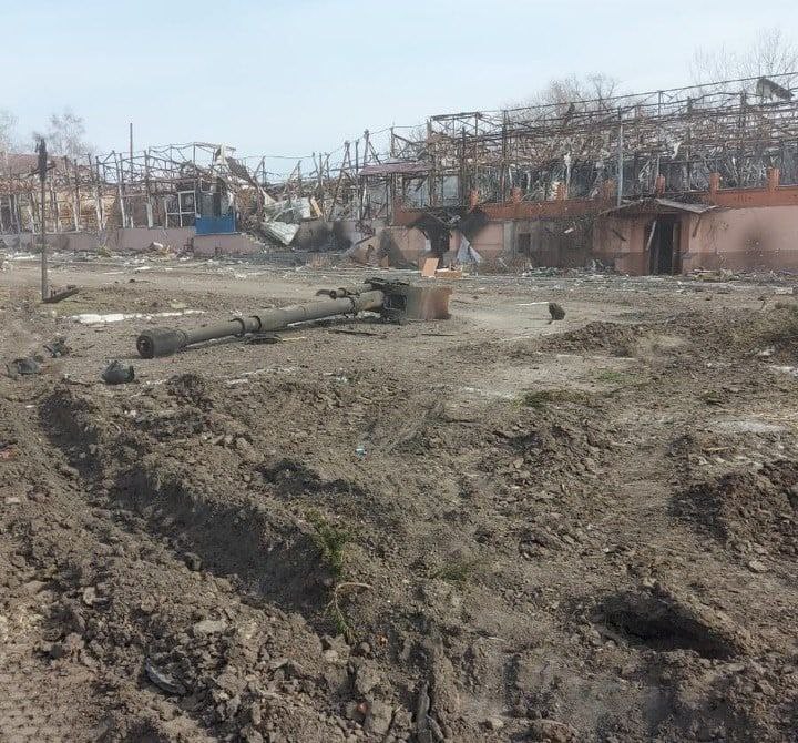 Self-propelled guns Msta-S of the Armed Forces of the Russian Federation in the city of Trostyanets